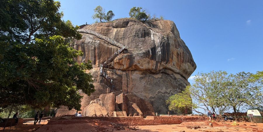 sigiriya-lion-rock-staircase-lion-paws-sri-lanka.jpg