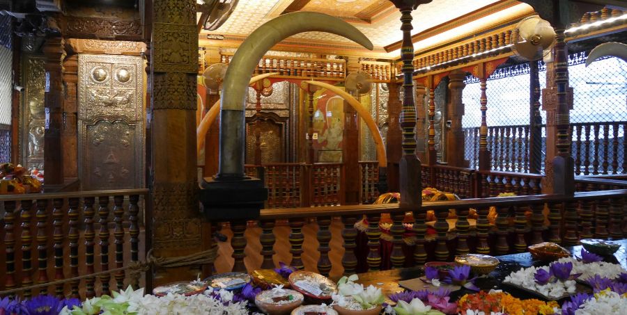 temple-of-the-tooth-kandy-sri-lanka-interior.jpg