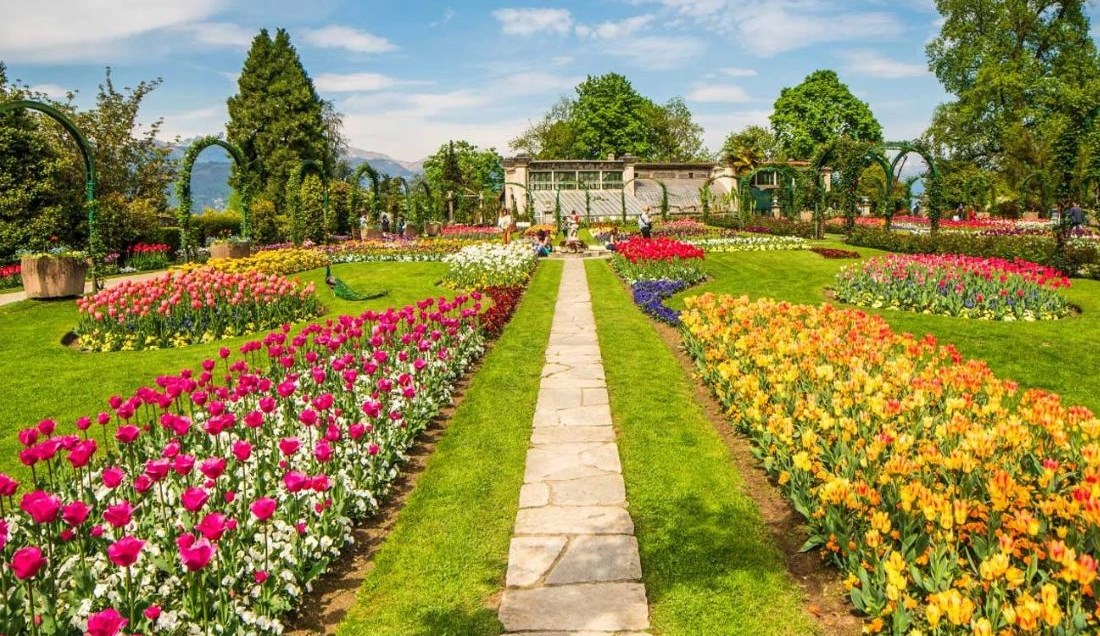 See the colourful Tulip Garden at Villa Taranto.