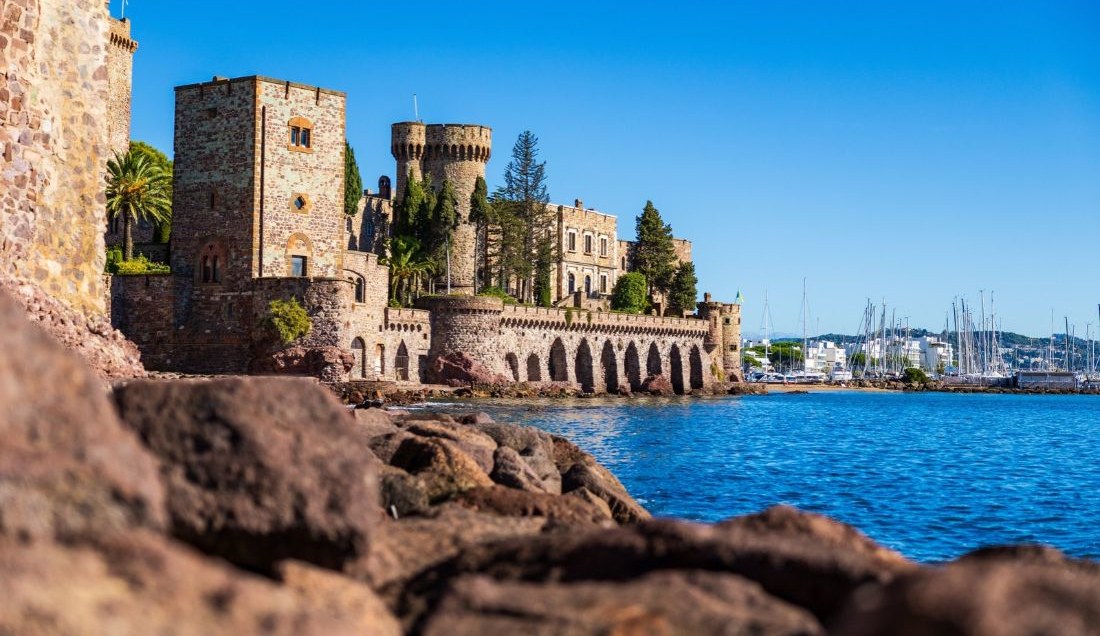 Discover the medieval fortress of Château de la Napoule.